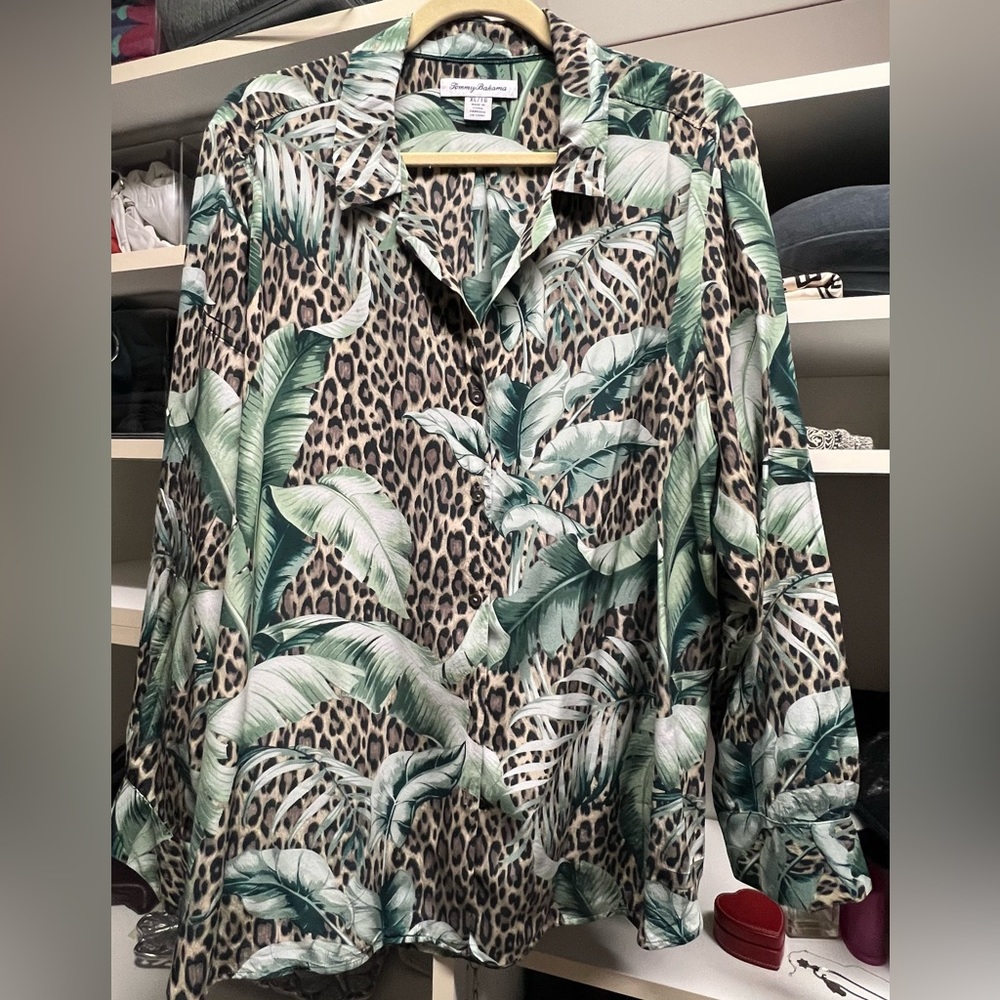 Tommy Bahama 100% silk blouse in size xl
